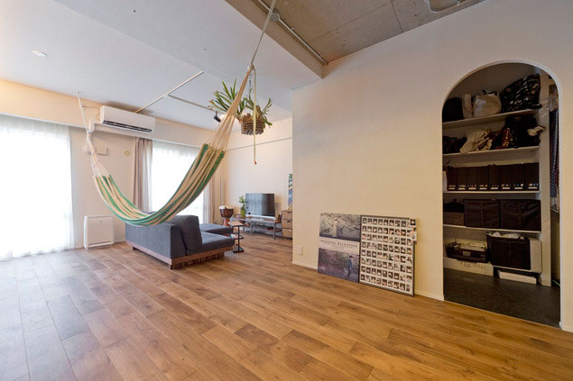 リビングスペースの隣には憧れのハンモックを設置