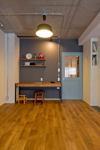 ドアサイドにはカウンターを配して、書斎スペースを設置。塗り壁の色にもこだわっています