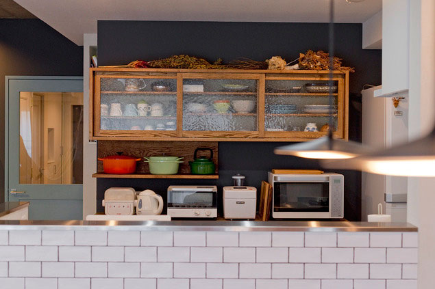 キッチンの背面の塗り壁はダークカラーを採用し、ホワイトブロックとのコントラストが美しいキッチンとなりました