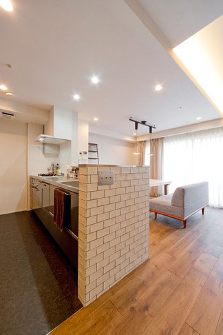 周りの壁を取り払い、見通しのよいキッチンスペースが誕生しました