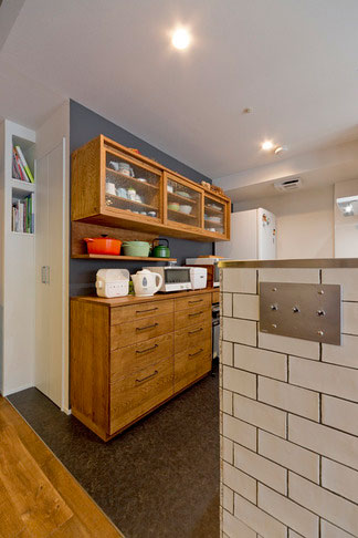 ちょっとした隙間にも収納を設け、すっきりとした空間を保てるようにしました