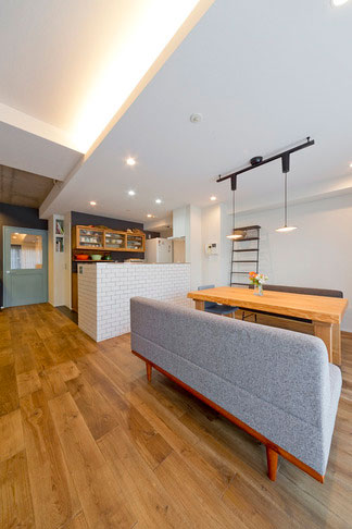 照明やインテリアにもこだわり、雑誌から抜け出したような素敵なダイニングとなっています