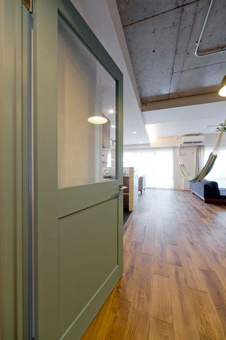 廊下からLDKを見渡す。折り上げ天井の部分は、コンクリート剥き出しで仕上げました