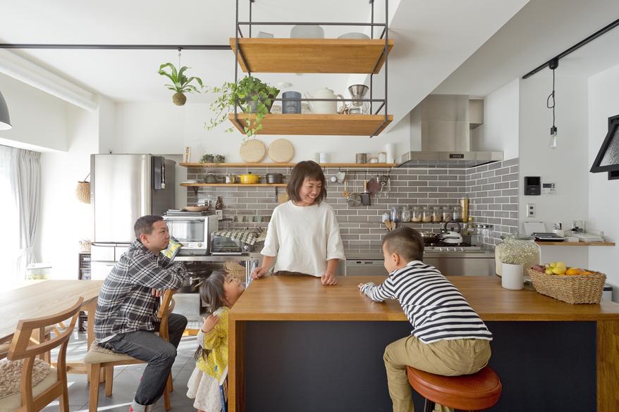 「家族が自然と集う家」のリビングダイニング