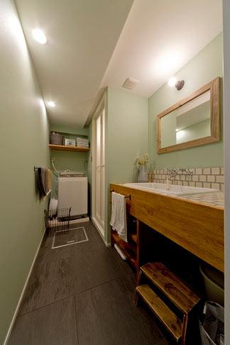 洗面所にはおしゃれなタイルをあしらって造作しました