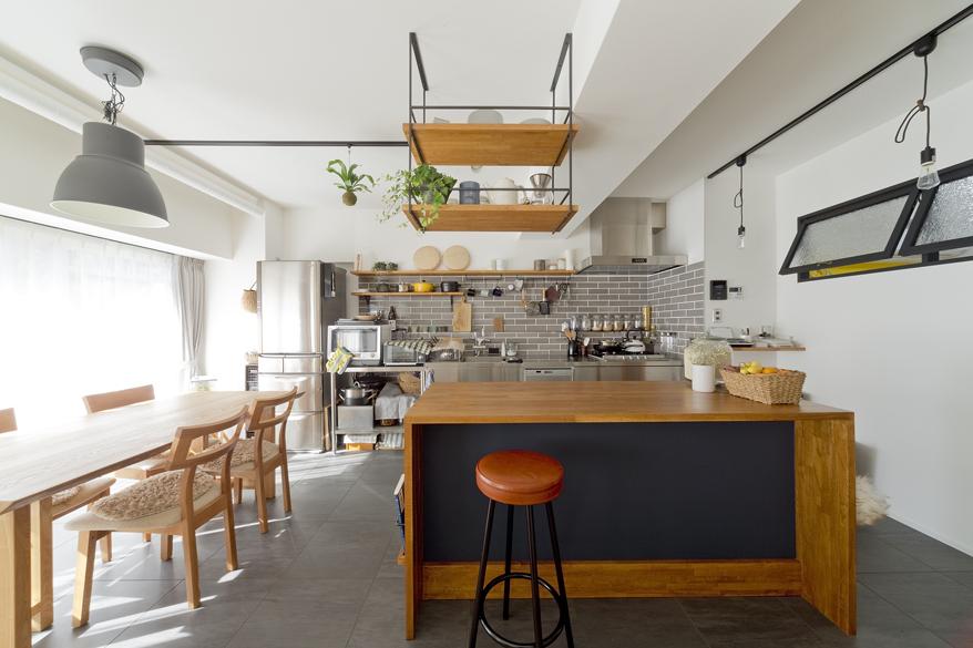 LDKの中央には、家族が自然に集まるカウンターをつくりました