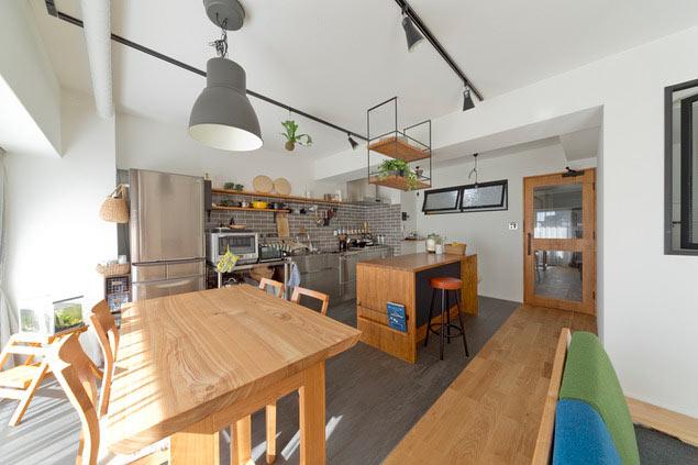 バルコニーからの暖かい光で満ちたダイニング