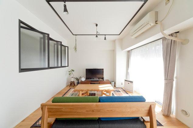 ホワイト＆ナチュラルでまとめた明るいリビング。回転窓もおしゃれなアクセントに