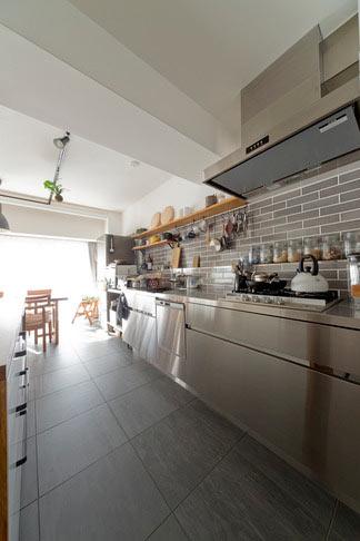 キッチンの背面にはおしゃれなタイルをあしらいました