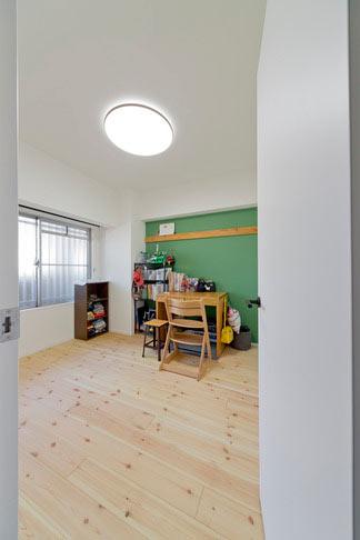 グリーンのアクセントカラーを使用した子供部屋