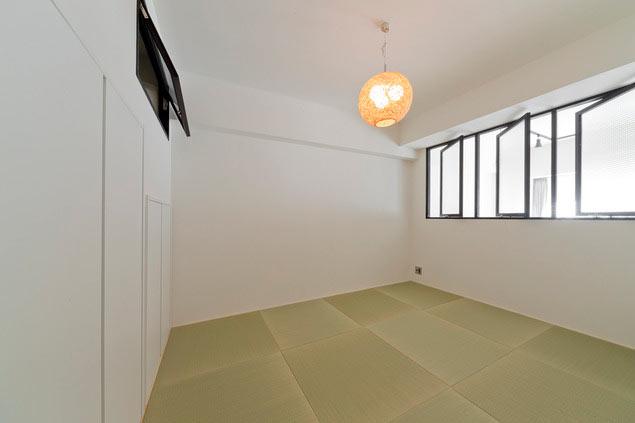 リビング裏の和室も回転窓の設置で明かりと風が通る空間になりました