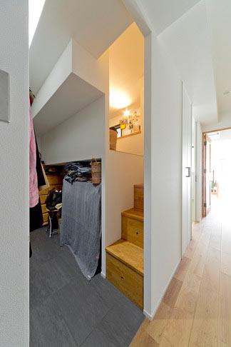 段差をつけて居室と収納を効率的に設置