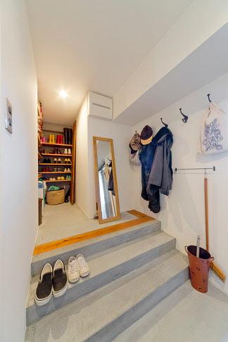 階段上の土間スペースがおしゃれな玄関