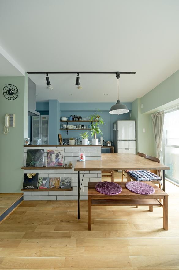 水色のクロスと白色のサブウェイタイルが爽やかで北欧を思わせる。
リビングの広さを確保するために、ダイニングテーブルは作り付けにした。