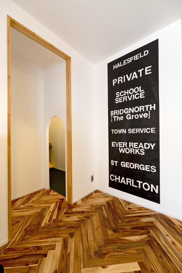 奥に見える小さな入口は奥様のパウダールーム。コンセプトは小人の入り口です。