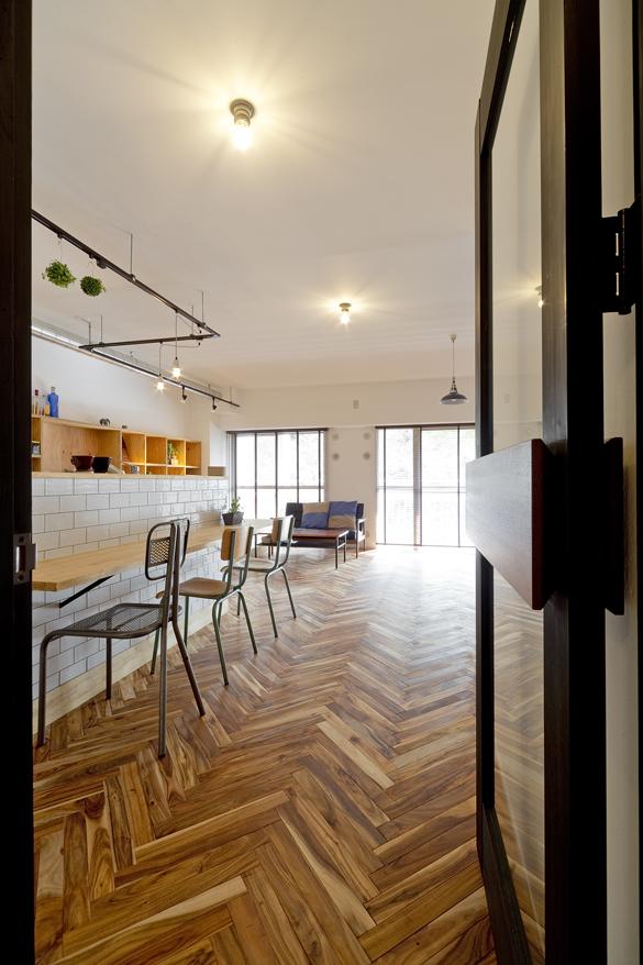 リビングへ繋がる造作ドア。色味とデザインにこだわりました。