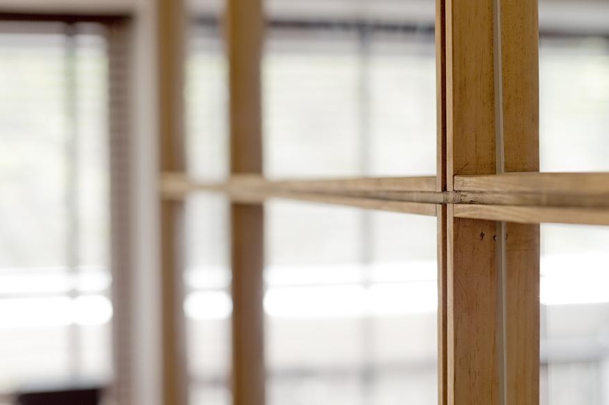 リビングに隣接する子供部屋の窓は掘り込みをいれて木製窓をアイアン風に魅せる一工夫。