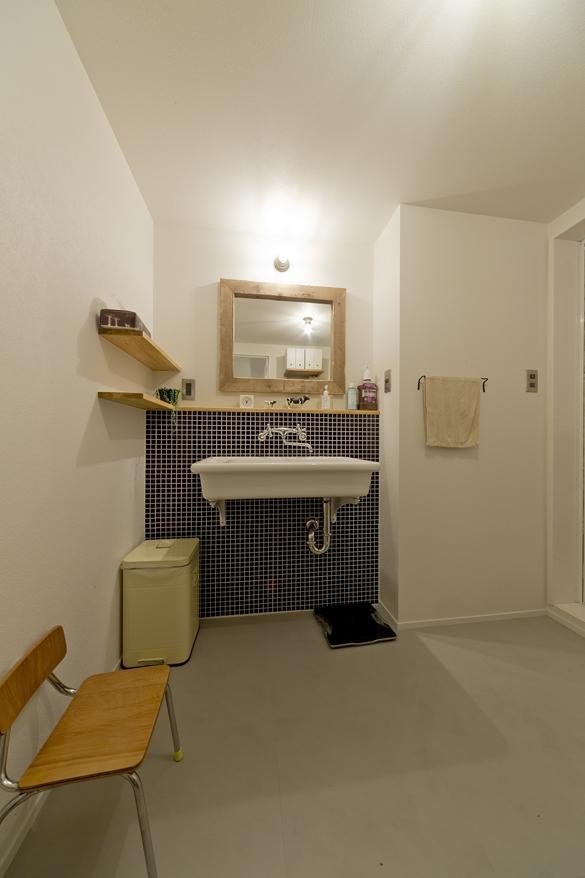 洗面には実験シンクを。青のタイルが可愛らしいです。