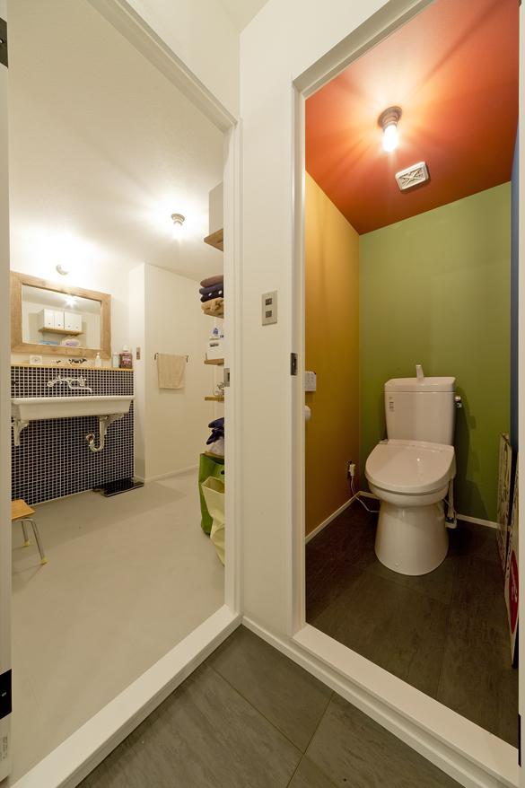 トイレはカラフルに遊びココロを入れてみました。