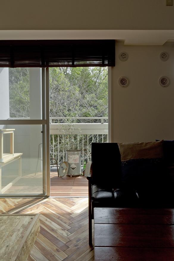 窓からは溢れる緑の景色。ウッドデッキを敷いたバルコニーは春先お花見もたのしむことができます。