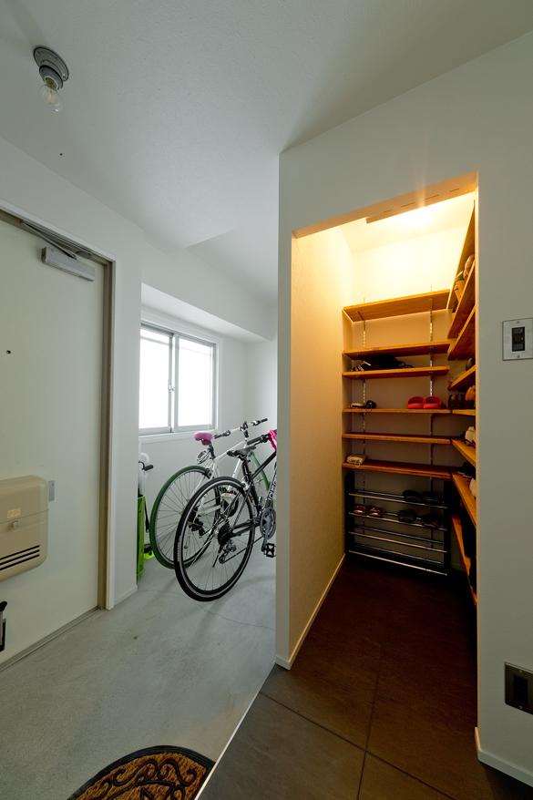 「憧れのガレージハウス」の玄関・土間