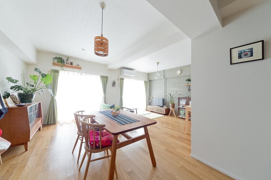 「グリーンたちに囲まれて」のリビングダイニング