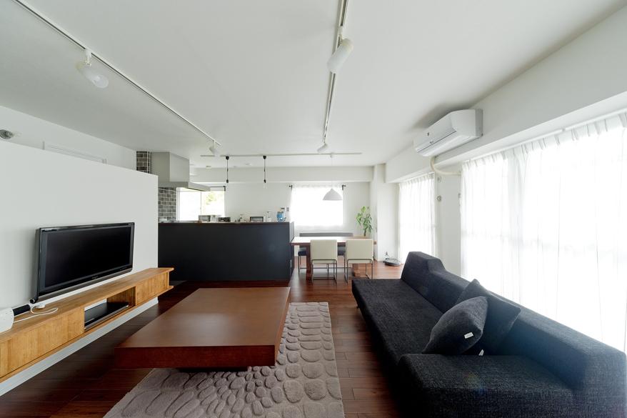 「シックなタイルで深みのある空間に」のリビングダイニング