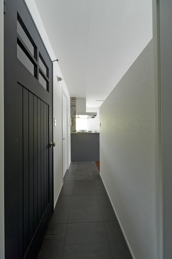 「シックなタイルで深みのある空間に」のリビングダイニング