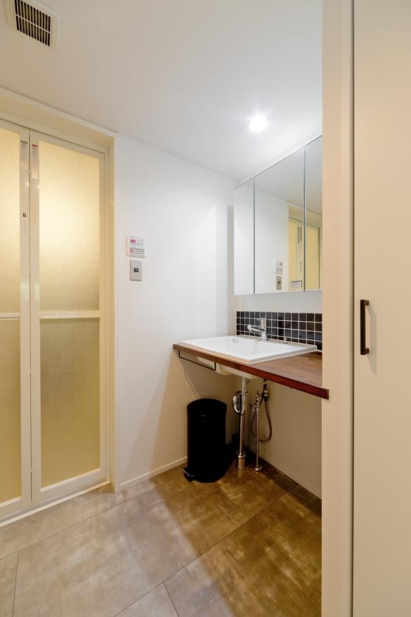 「シックなタイルで深みのある空間に」のお風呂・洗面所・トイレ