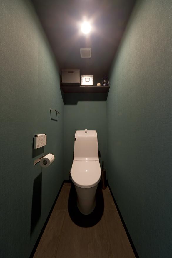 「シックなタイルで深みのある空間に」のお風呂・洗面所・トイレ