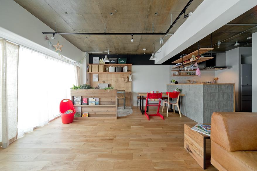 「裸足の心地よい床」のキッチン