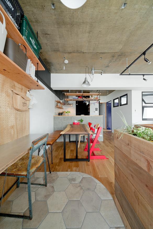 「裸足の心地よい床」のリビングダイニング