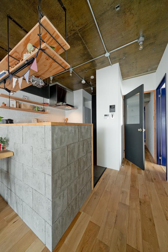 「裸足の心地よい床」のキッチン