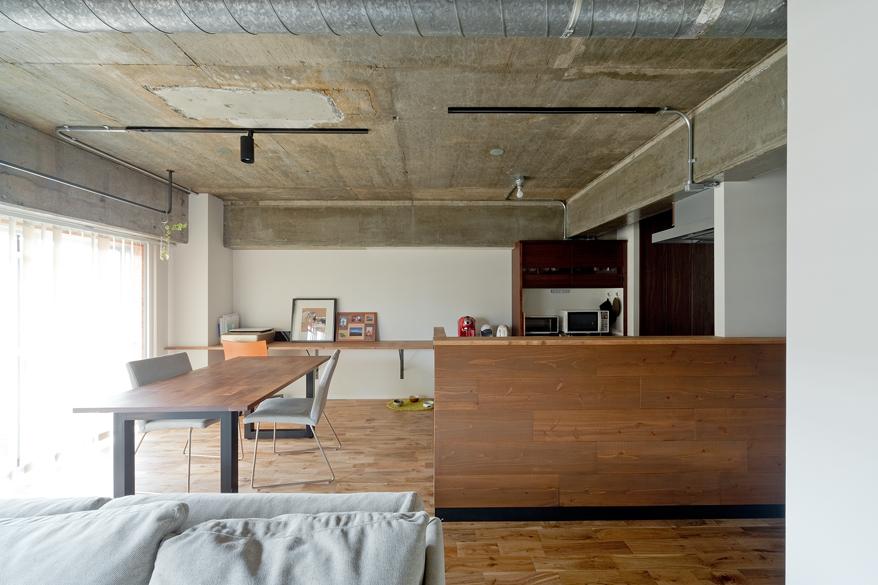 「緩く間仕切る」のキッチン