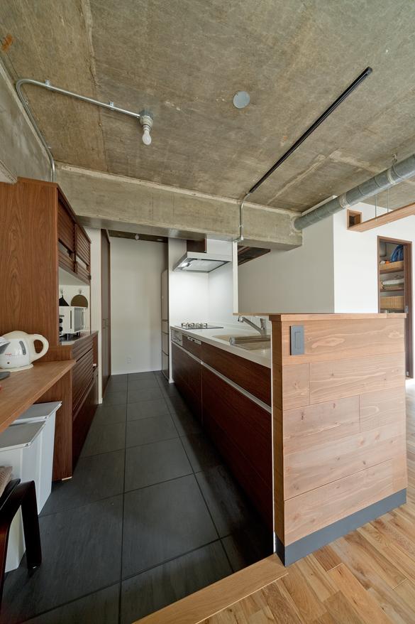 「緩く間仕切る」のキッチン