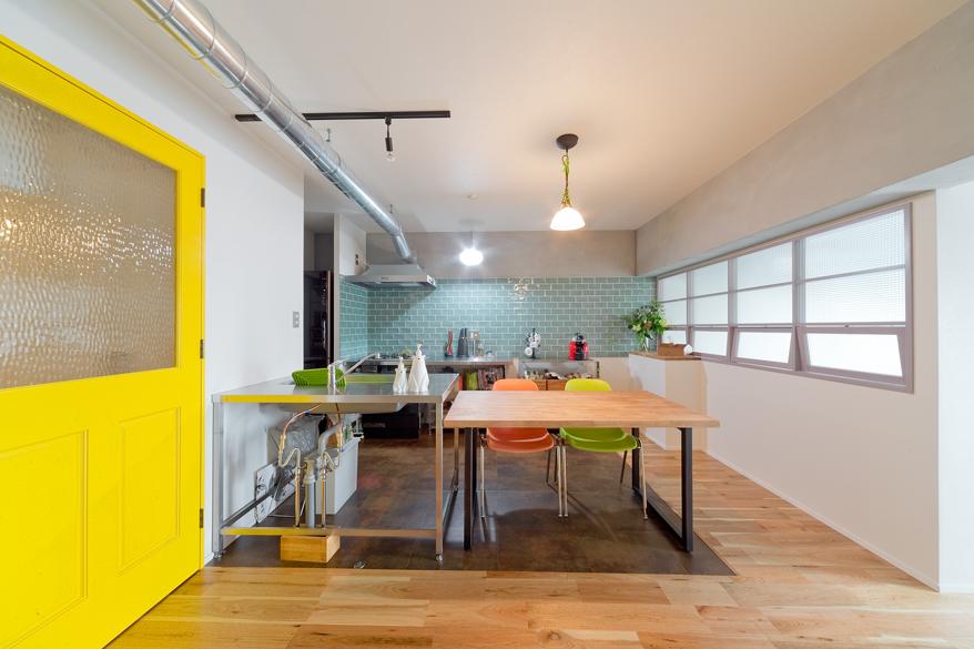 「私の好きな色を詰め込んで」のキッチン