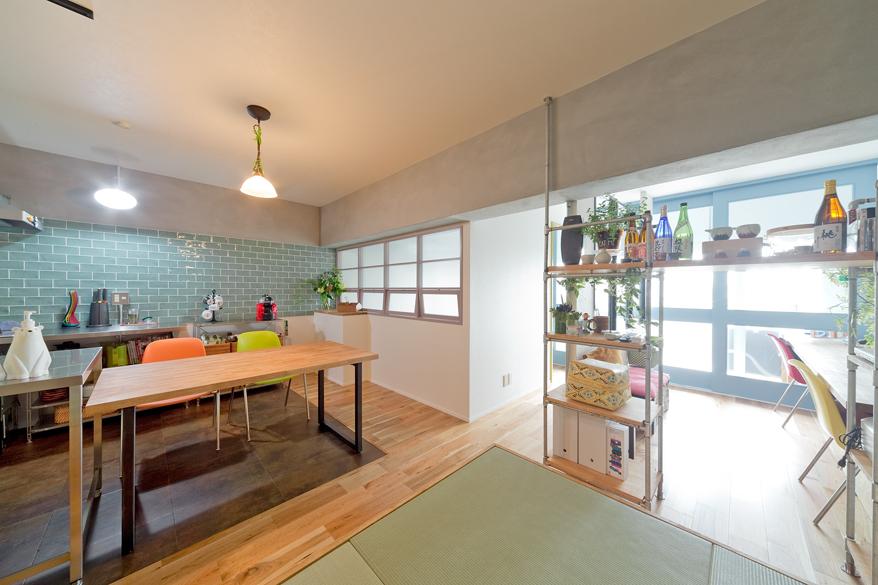 「私の好きな色を詰め込んで」のリビングダイニング