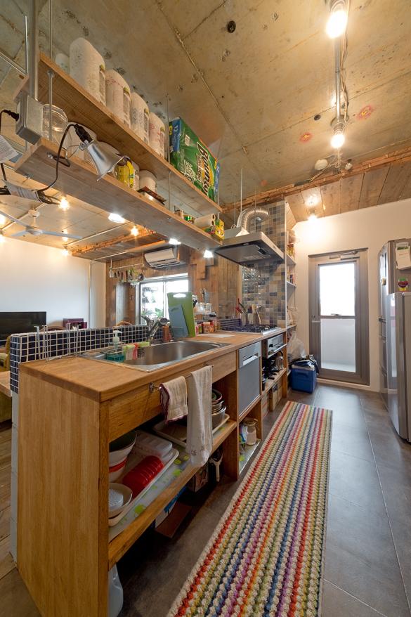 「1ROOM仕立てのカルフォルニアスタイルリノベーション　夏風添え」のキッチン