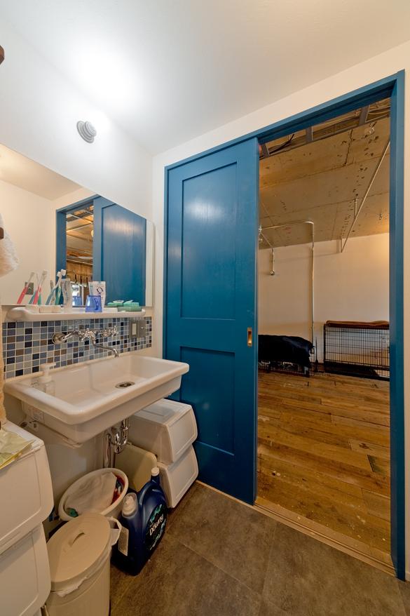 「1ROOM仕立てのカルフォルニアスタイルリノベーション　夏風添え」のお風呂・洗面所・トイレ