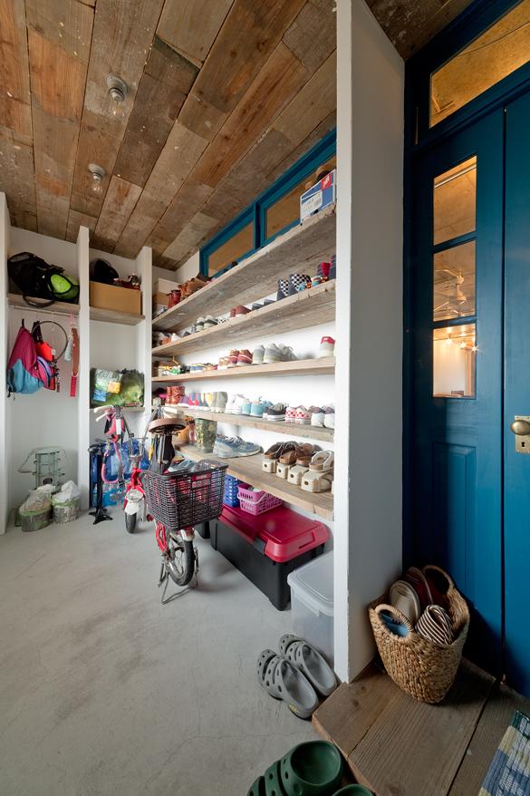 「1ROOM仕立てのカルフォルニアスタイルリノベーション　夏風添え」の玄関・土間