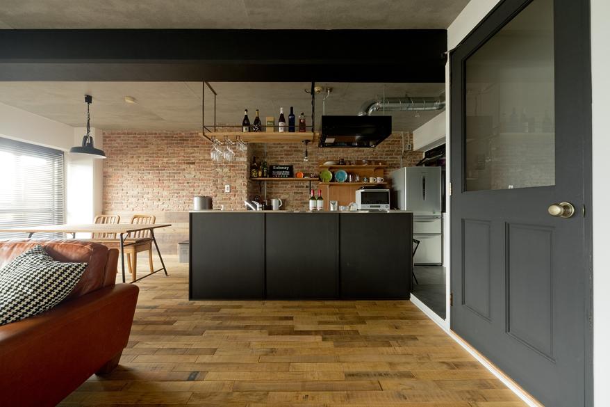 質感のよいレンガと古材の風合いがヴィンテージ感とＮＹのブルックリンを思わせる仕上がりになっています。