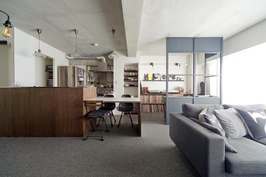 「塩系リノベーション」のリビングダイニング