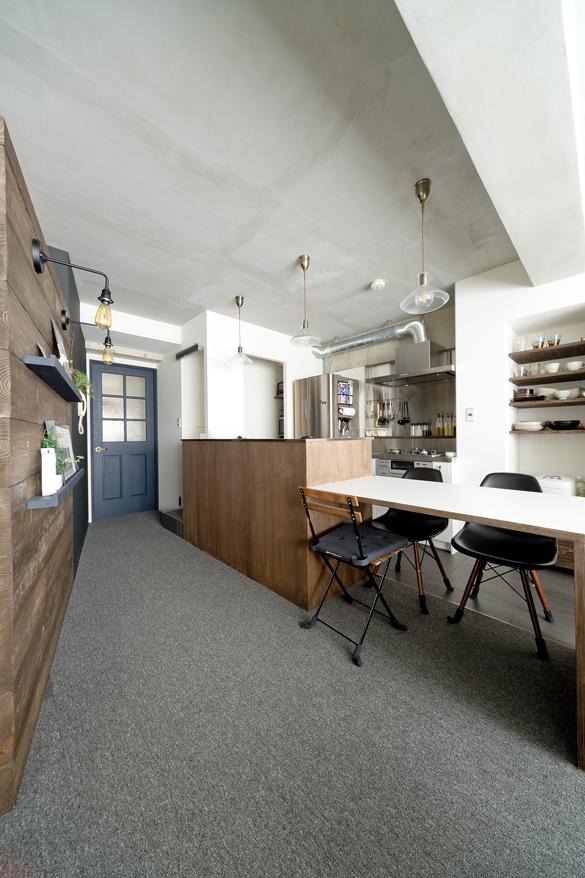 「塩系リノベーション」のキッチン