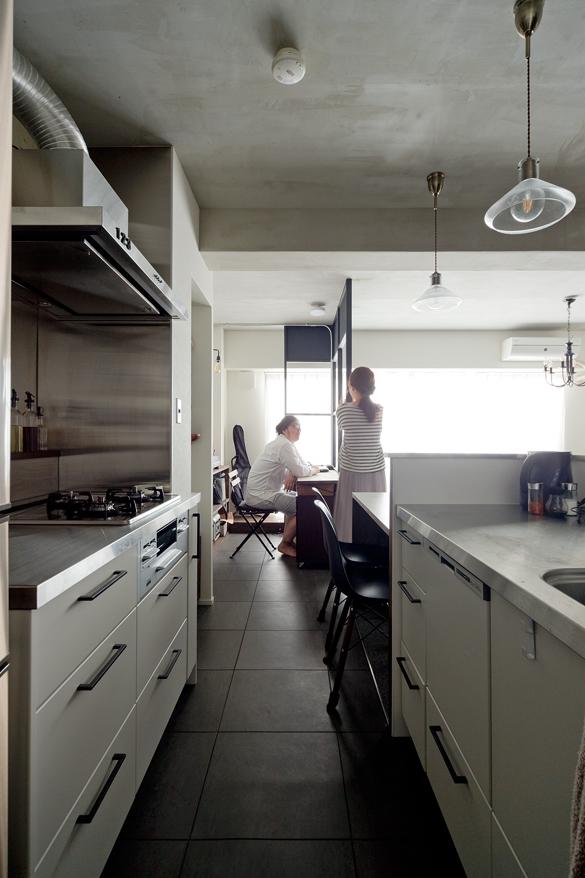 「塩系リノベーション」のキッチン