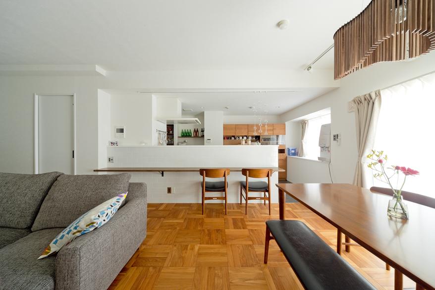 「カリモク家具の映えるパーケット」のリビングダイニング