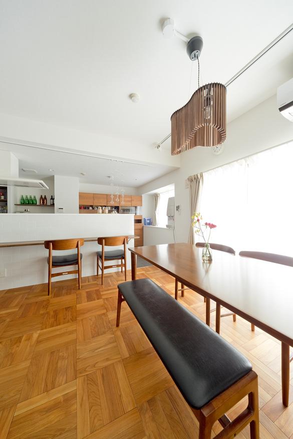 「カリモク家具の映えるパーケット」のリビングダイニング