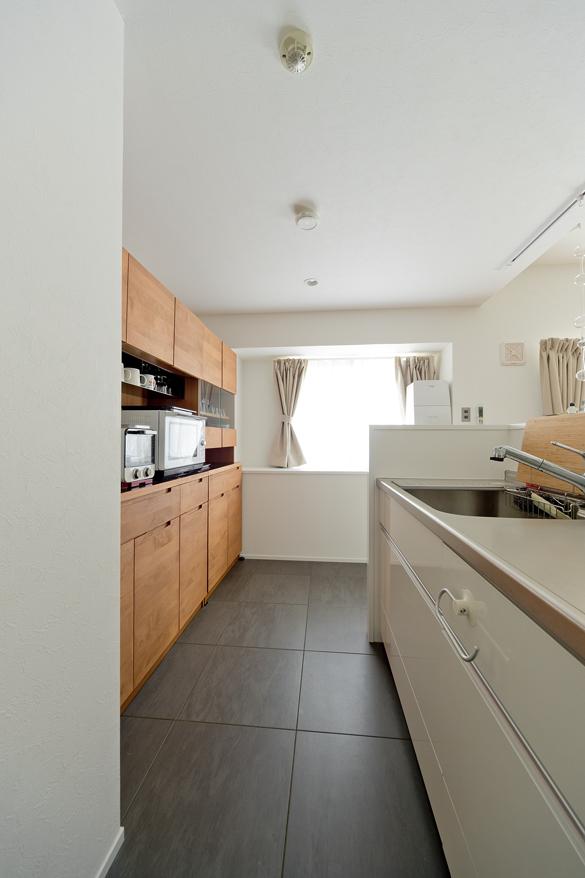 「カリモク家具の映えるパーケット」のキッチン