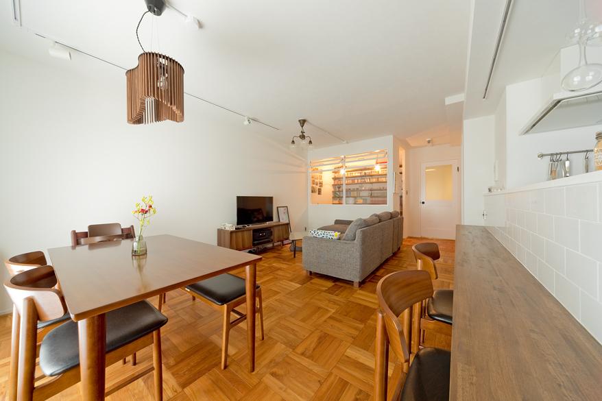 「カリモク家具の映えるパーケット」のリビングダイニング