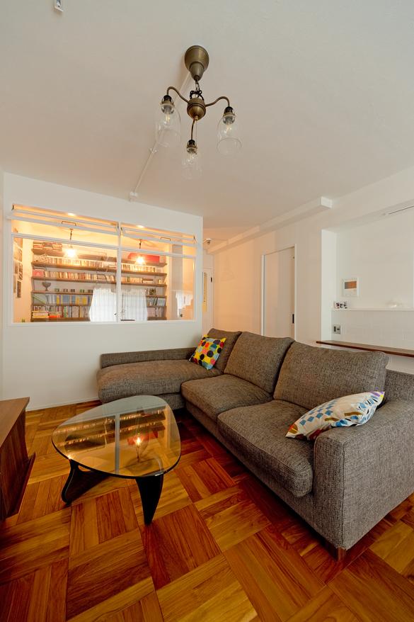 「カリモク家具の映えるパーケット」の書斎