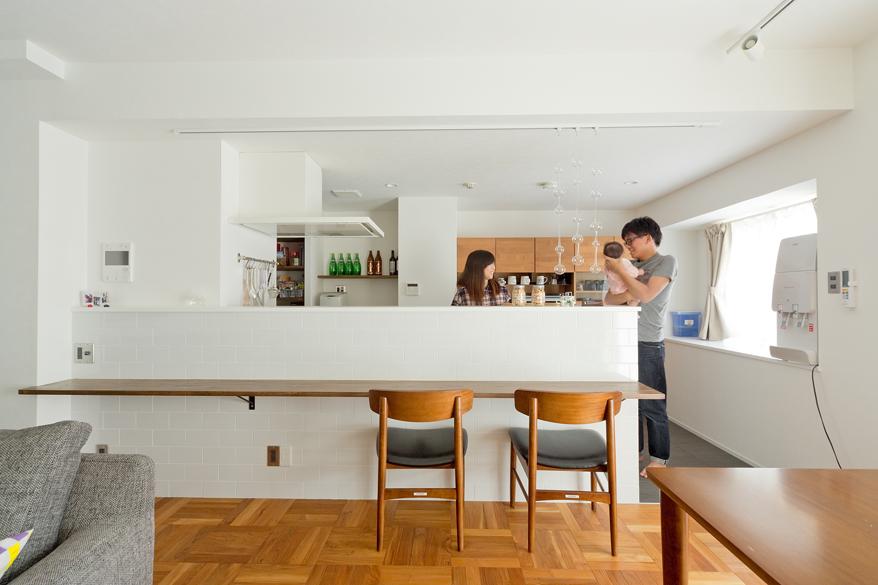 「カリモク家具の映えるパーケット」のキッチン